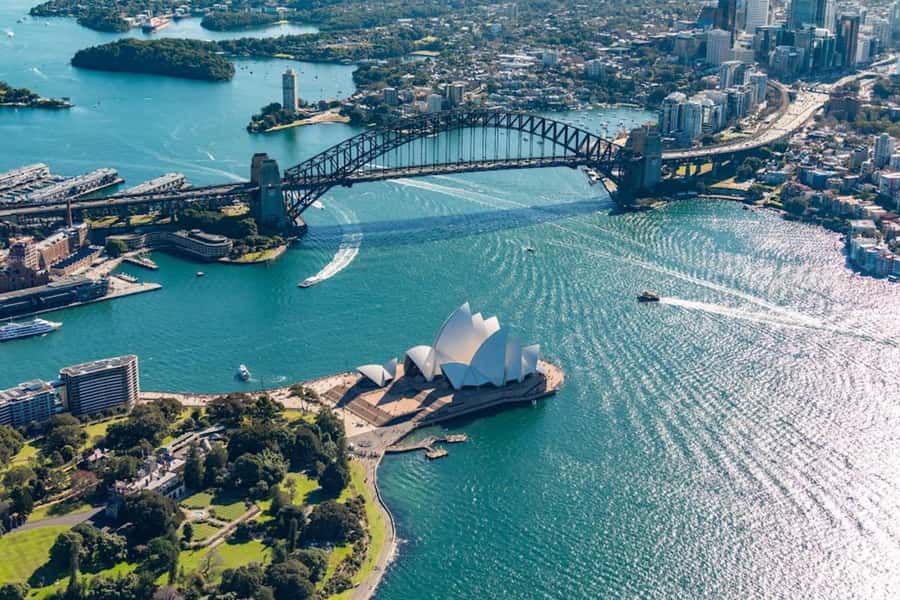 30-minute Private Sydney Harbour Helicopter Tour for 2 - Back Over the Harbor: Bridge, Opera House, and Skyline Views
