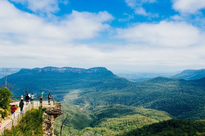 Blue Mountains Small Group Tour with Lunch, Zoo and Scenic World - Quick Photo Stop Energy at Lincoln’s Rock (and Similar Viewpoints)
