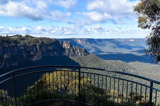 Blue Mountains Vintage Cadillac Tour with Local Guide - Echo Point Lookout and the Three Sisters: Your Main Photo Target
