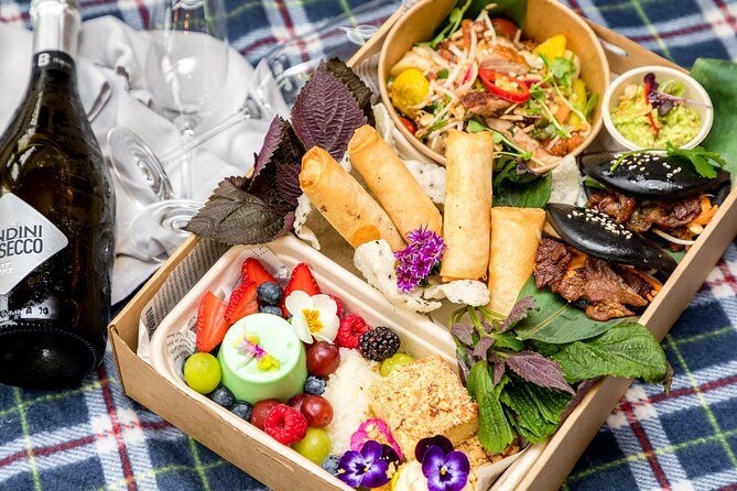 Picnic in the Royal Botanic Gardens for 2 - Royal Botanic Gardens and Botanic House: where the picnic starts