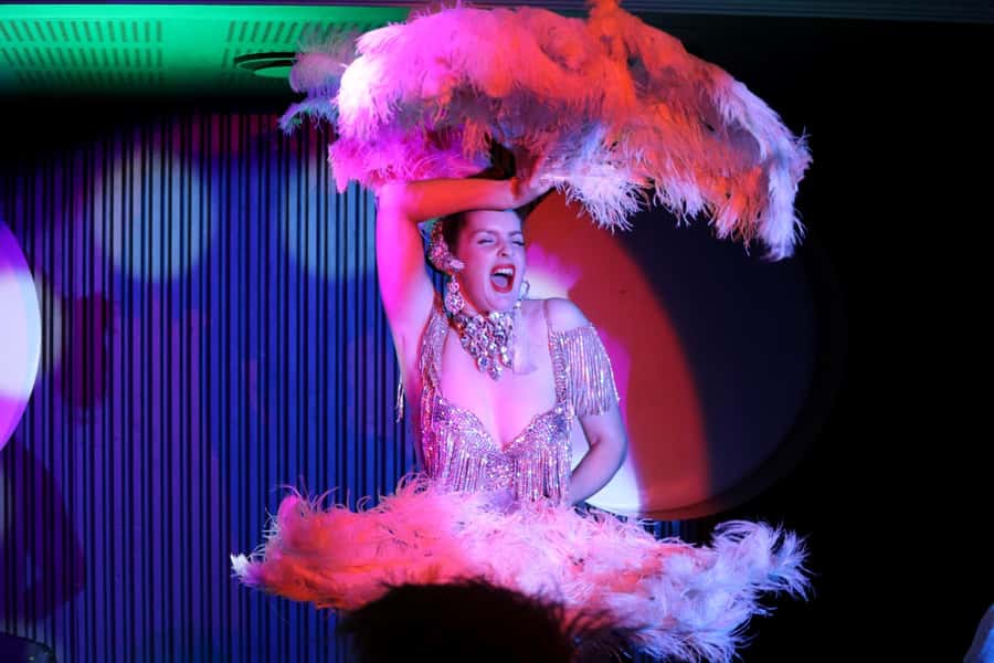 Sydney: Cabaret Dinner Show at the Honeycomb Club - Arrival timing: why 7pm doors matter