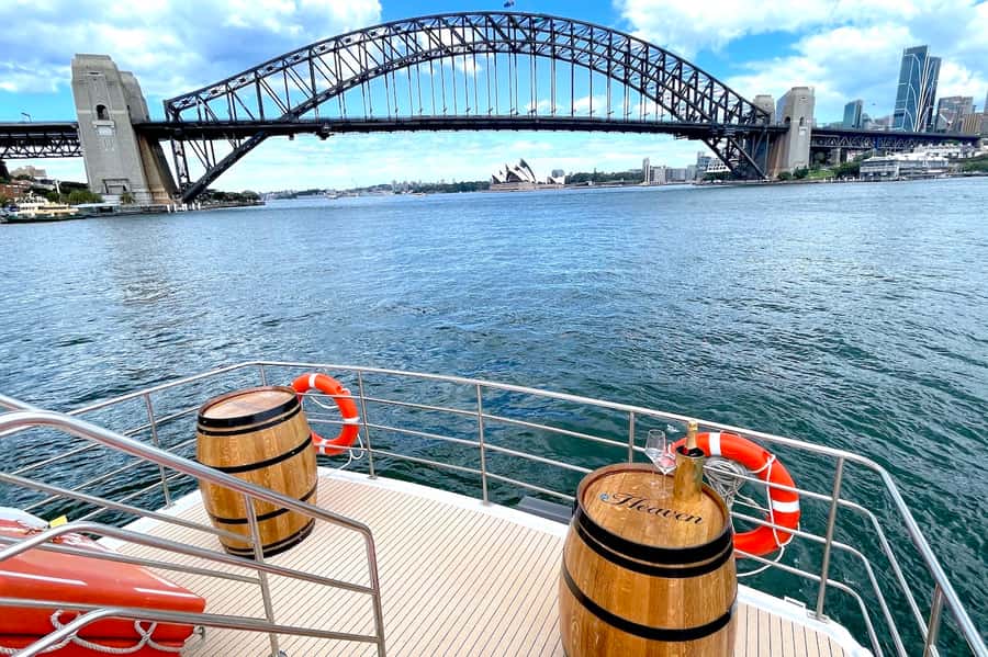Sydney: Intimate Vivid Harbour Cruise with Canapes - Canapés and the complimentary drink: what’s included and how it fits the price