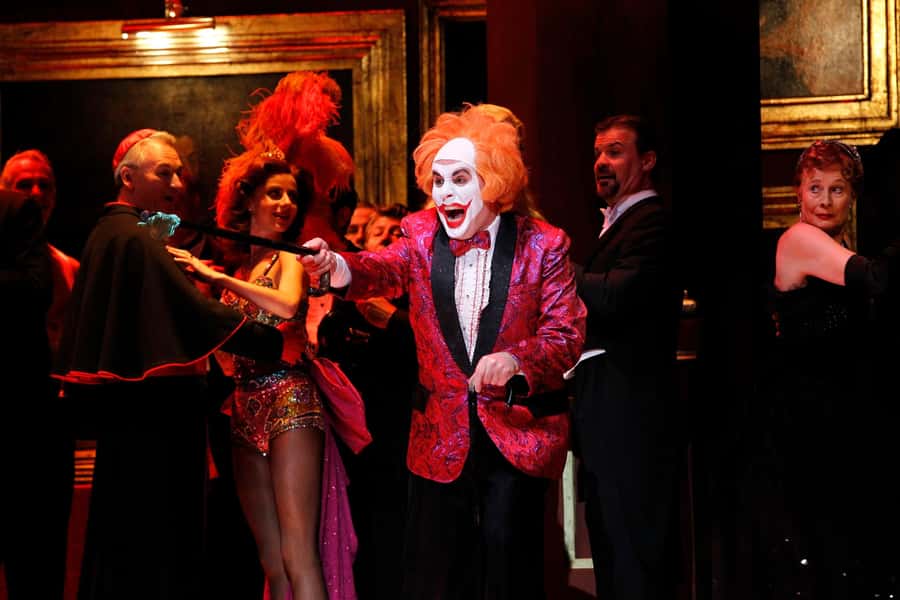 Sydney: Rigoletto at the Sydney Opera House - The Production Look: La Dolce Vita Sets and a Revolving Stage