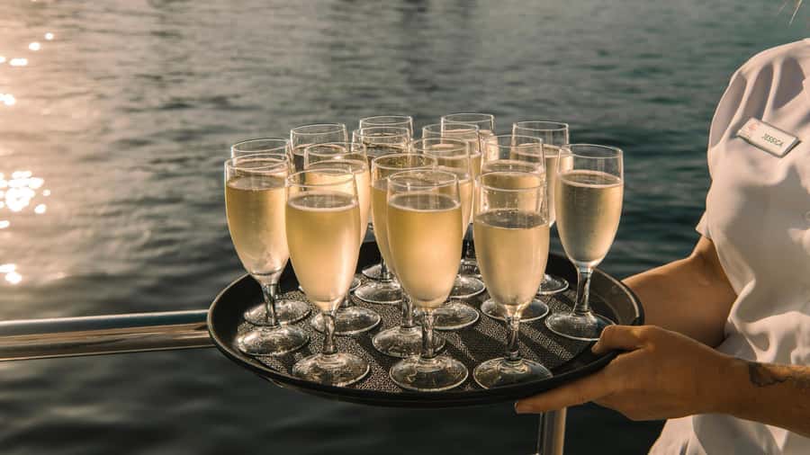 Sydney: Sydney Harbor Lunch Cruise with Welcome Drink - The Lunch: Main + Dessert With Tea or Coffee Included